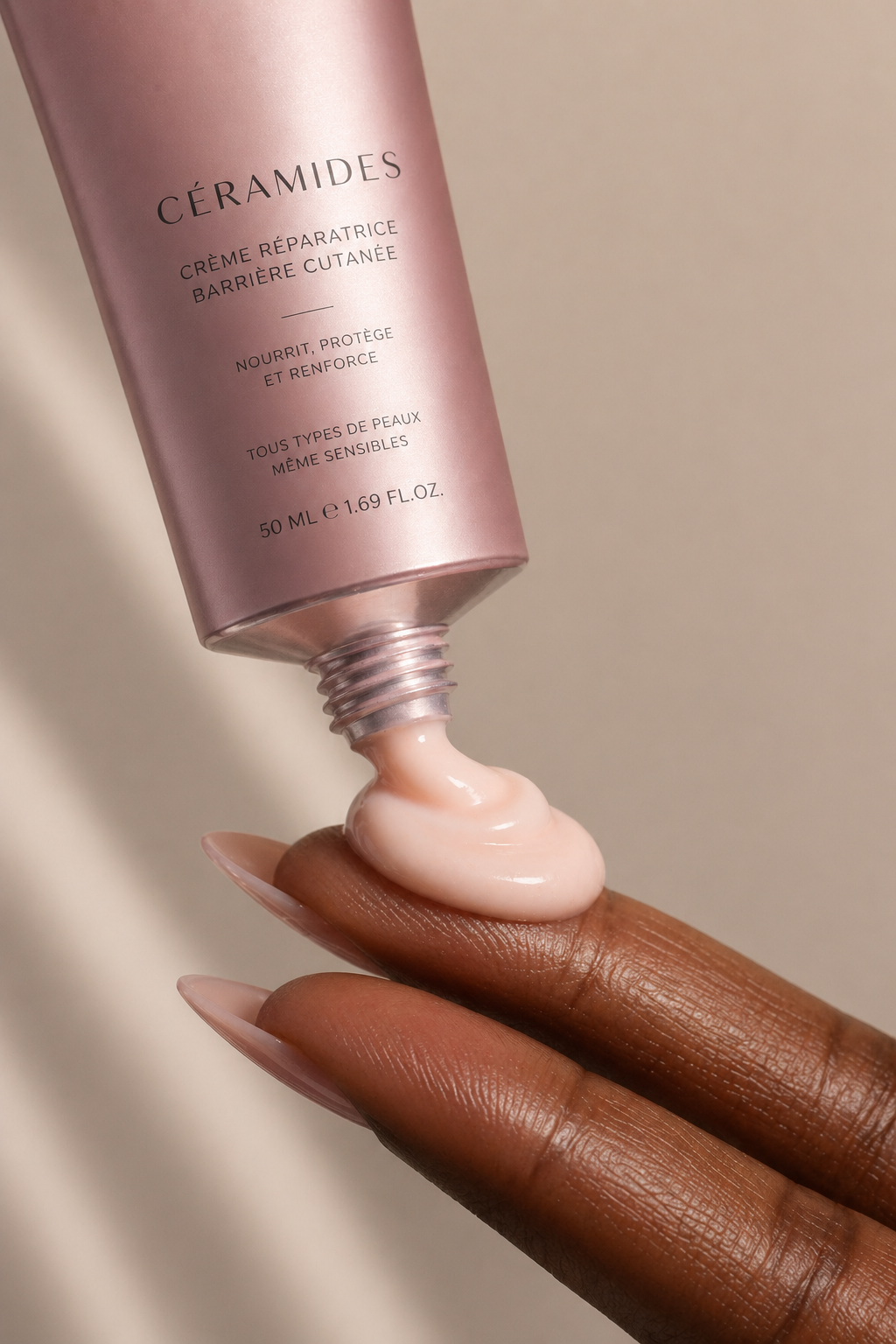 application d’une crème aux céramides sur la peau illustrant un soin réparateur qui nourrit et renforce la barrière cutanée