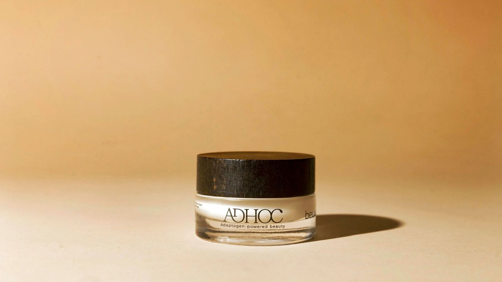 Visuel homepage produit phare Adhoc Beauty Beurre Regard, avec soin contour des yeux présenté sur fond beige lumineux dans une mise en scène clean beauty sobre et premium.
