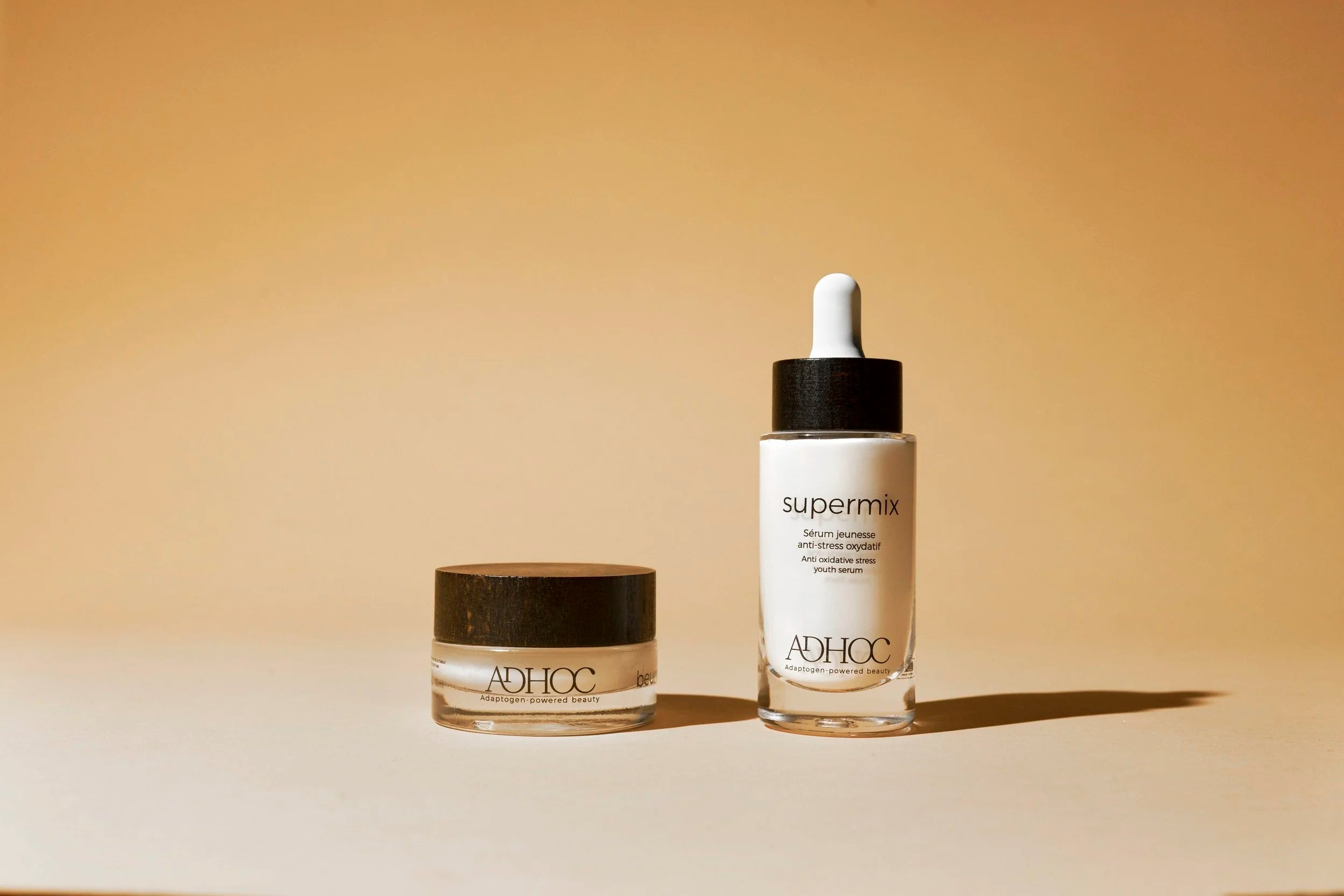 Packshot Adhoc Beauty avec duo de soins présenté sur fond clair, dans une mise en scène clean beauty sobre et premium.
