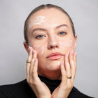 Application de la crème nettoyante Grace Antipodes, nettoyant visage réconfortant pour peau sensible ou sujette aux rougeurs.