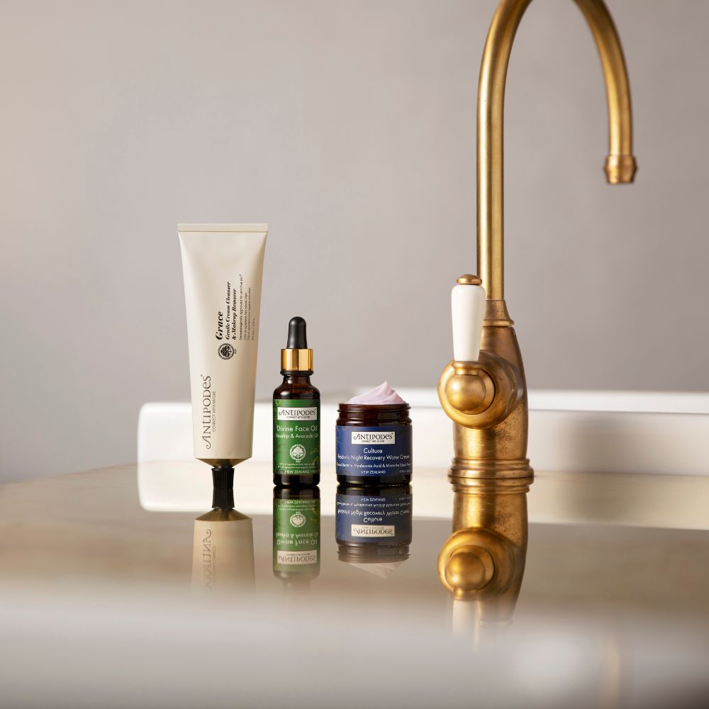 Grace Antipodes dans une routine visage, crème nettoyante démaquillante pour nettoyer la peau sans la dessécher.