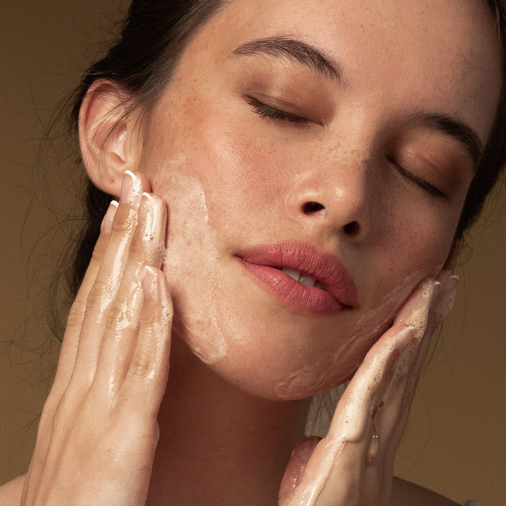 Application du gel nettoyant Juliet Antipodes, nettoyant visage anti-imperfections pour une peau fraîche et nette.