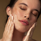 Application du gel nettoyant Juliet Antipodes, nettoyant visage anti-imperfections pour une peau fraîche et nette.