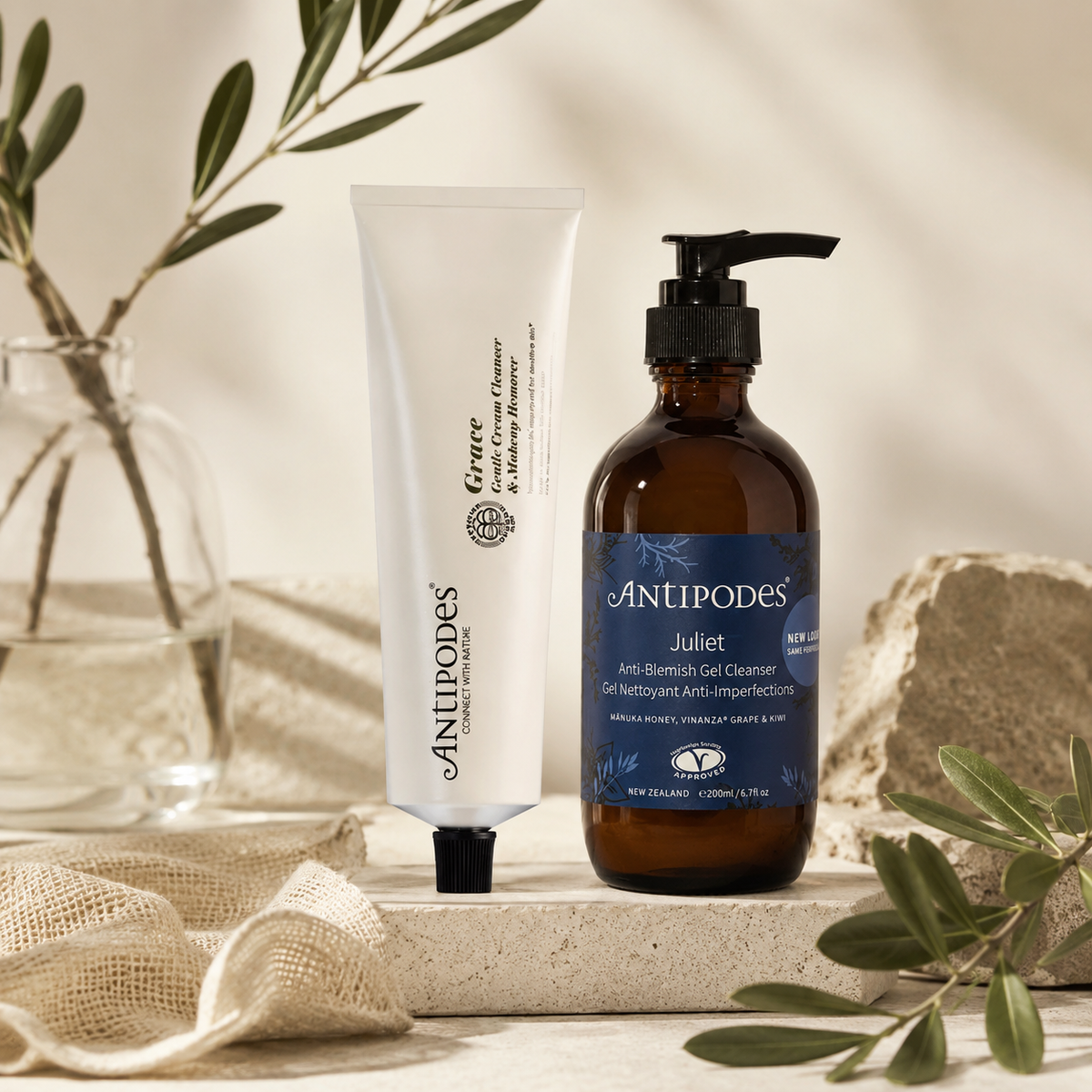 Produits Antipodes dans une mise en scène épurée évoquant des packagings recyclables et un luxe plus durable.