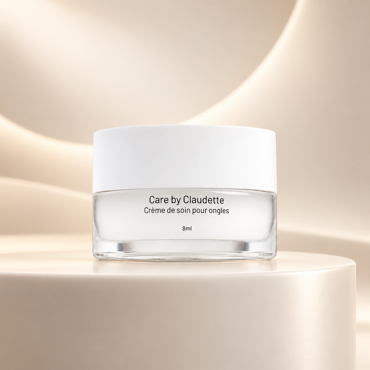 Crème de soin pour ongles Care by Claudette 8 ml sur un socle ivoire dans un décor minimaliste et lumineux.