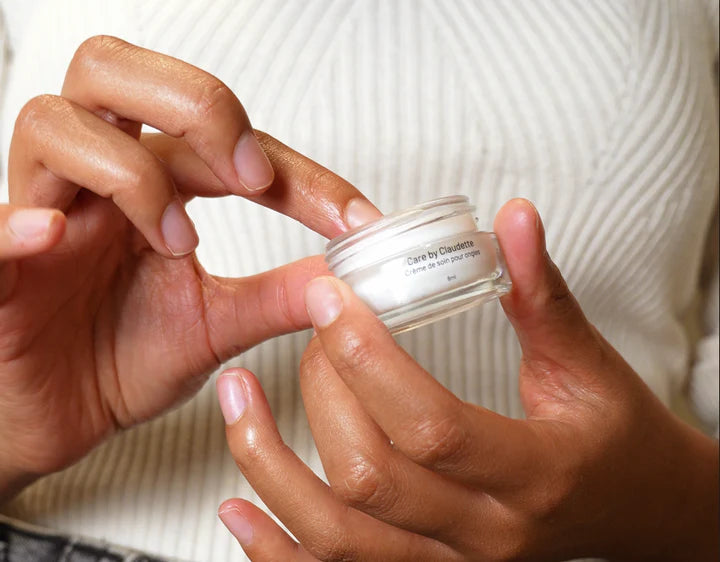 Application de la Crème de soin pour ongles Care by Claudette, soin naturel pour nourrir et renforcer les ongles abîmés sélectionné par Inura.