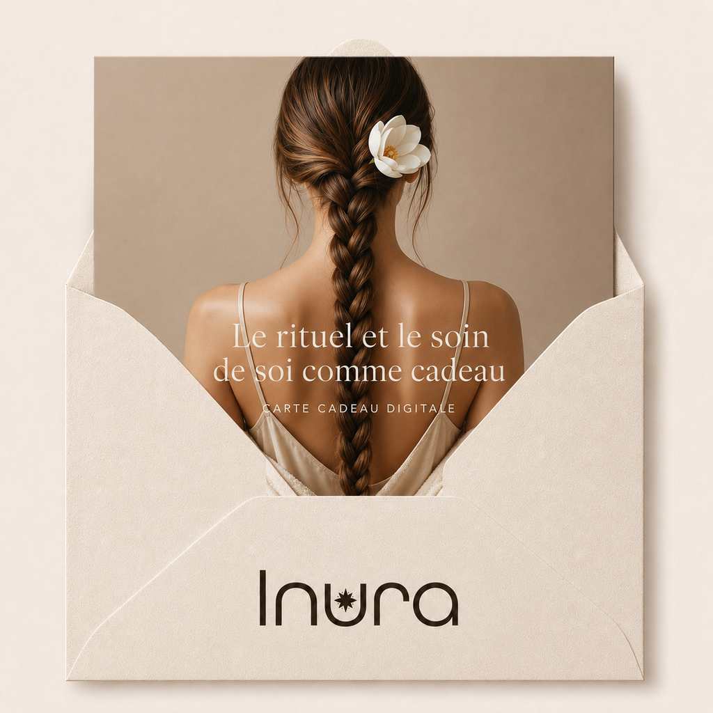 Carte cadeau digitale Inura dans une enveloppe ivoire haut de gamme, illustrée par une femme de dos à la longue natte ornée d’une fleur blanche.