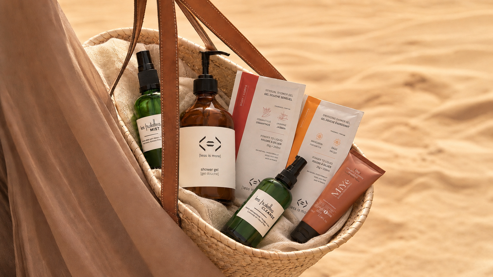 Panier de soins clean beauty Inura sur fond sable, avec une sélection de produits naturels pour le visage, le corps et les cheveux.