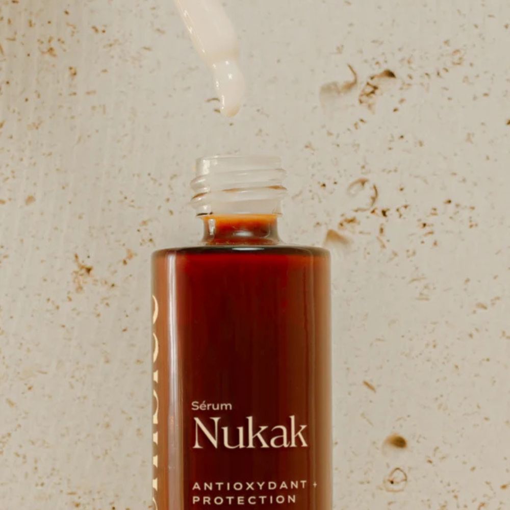 Gros plan du sérum Nukak Comblée, soin visage antioxydant et anti-pollution pour le stress quotidien.
