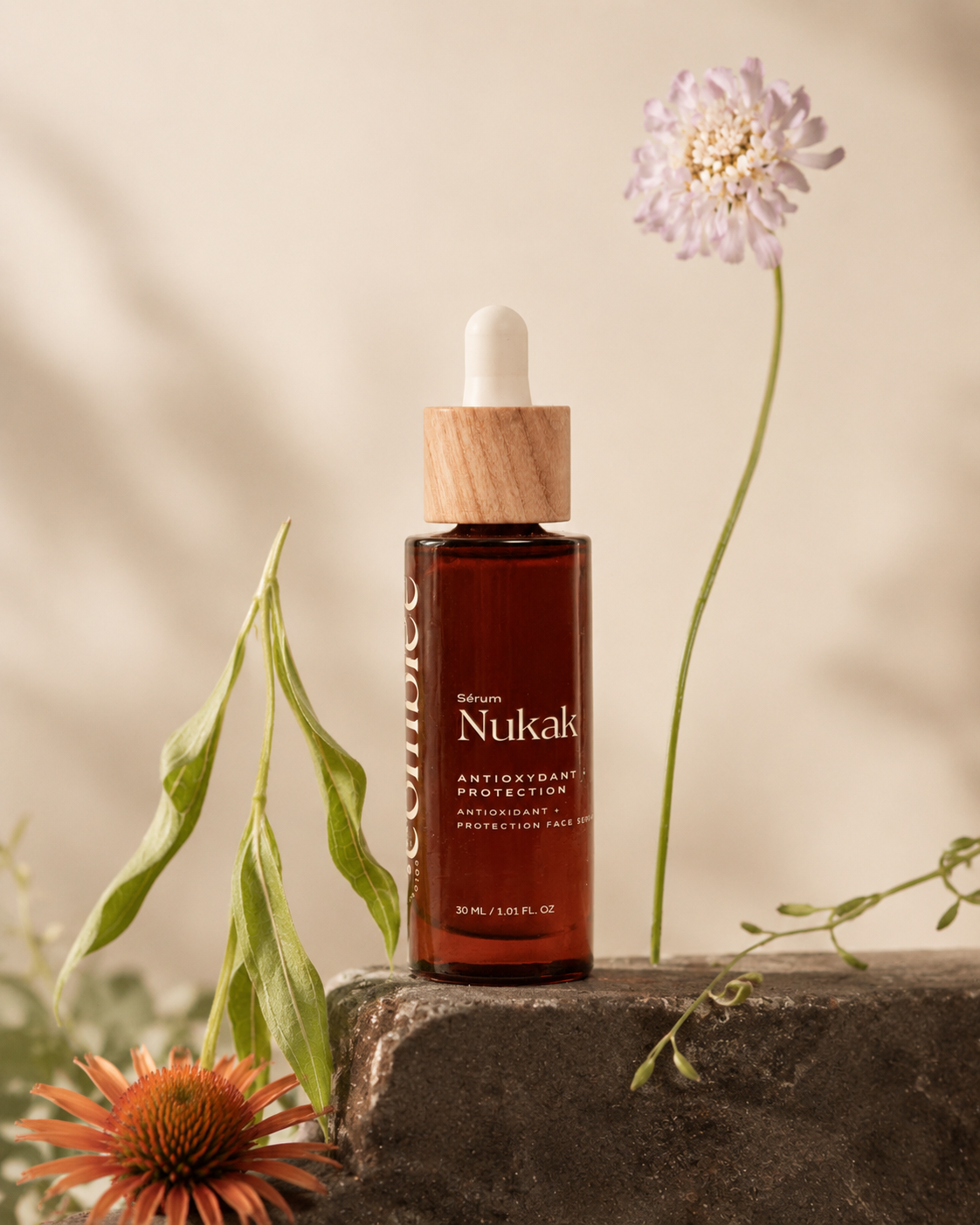 Sérum bonne mine Nukak Comblée au rocou, maracuja et physalis, présenté dans une ambiance végétale.