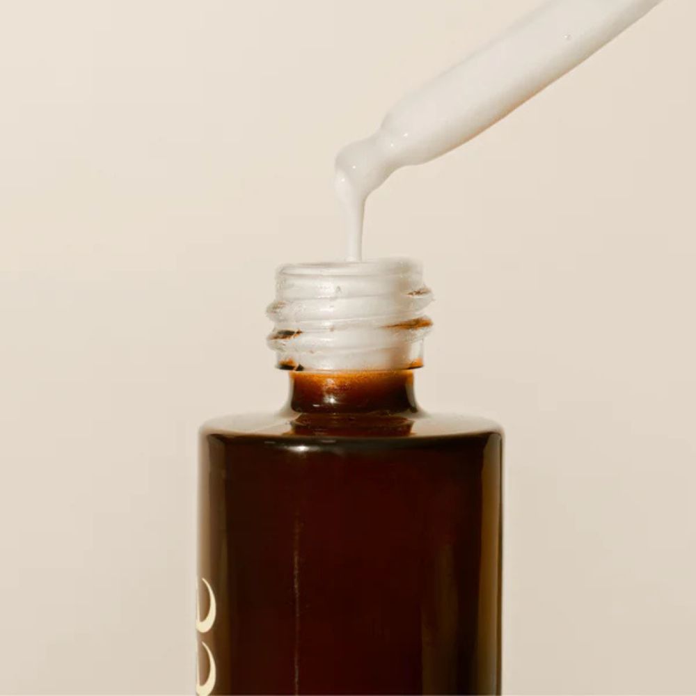 Pipette du sérum visage Nukak Comblée, texture légère pensée pour une routine éclat et peau sensible.