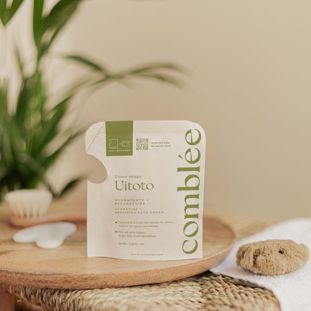 Recharge Crème Uitoto Comblée avec pot ouvert, soin visage à la texture fondante pour nourrir et apaiser la peau.