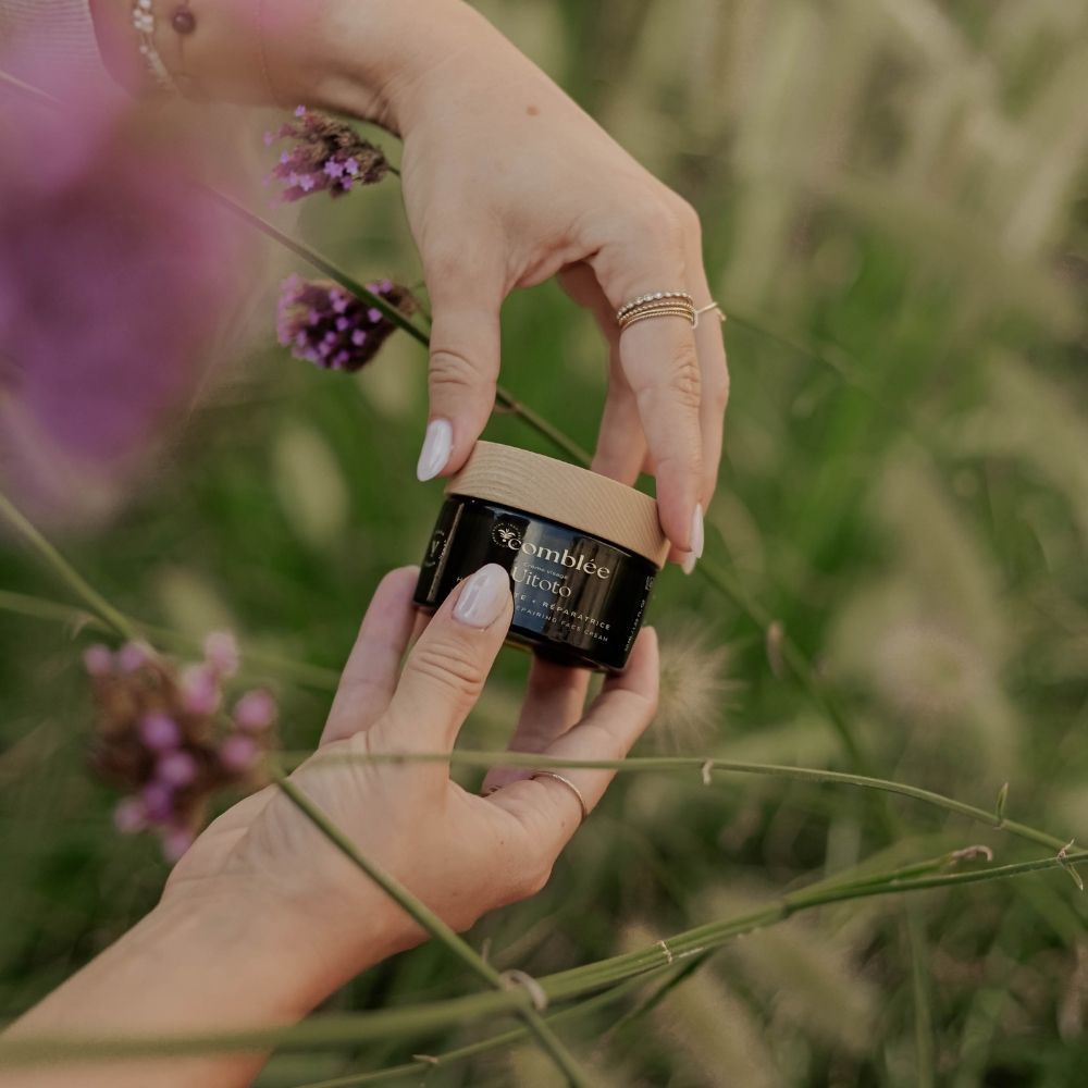 Crème Uitoto Comblée tenue en main, soin visage hydratant pour peau sensible, déshydratée ou sujette aux tiraillements.
