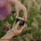 Crème Uitoto Comblée tenue en main, soin visage hydratant pour peau sensible, déshydratée ou sujette aux tiraillements.