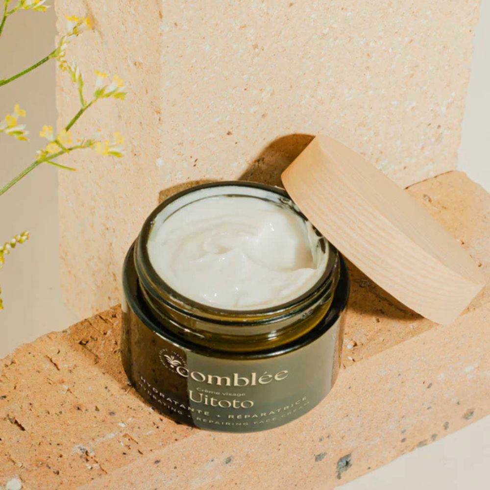 Texture fondante de la crème visage Uitoto Comblée, soin hydratant et nourrissant pour peau en manque de confort.
