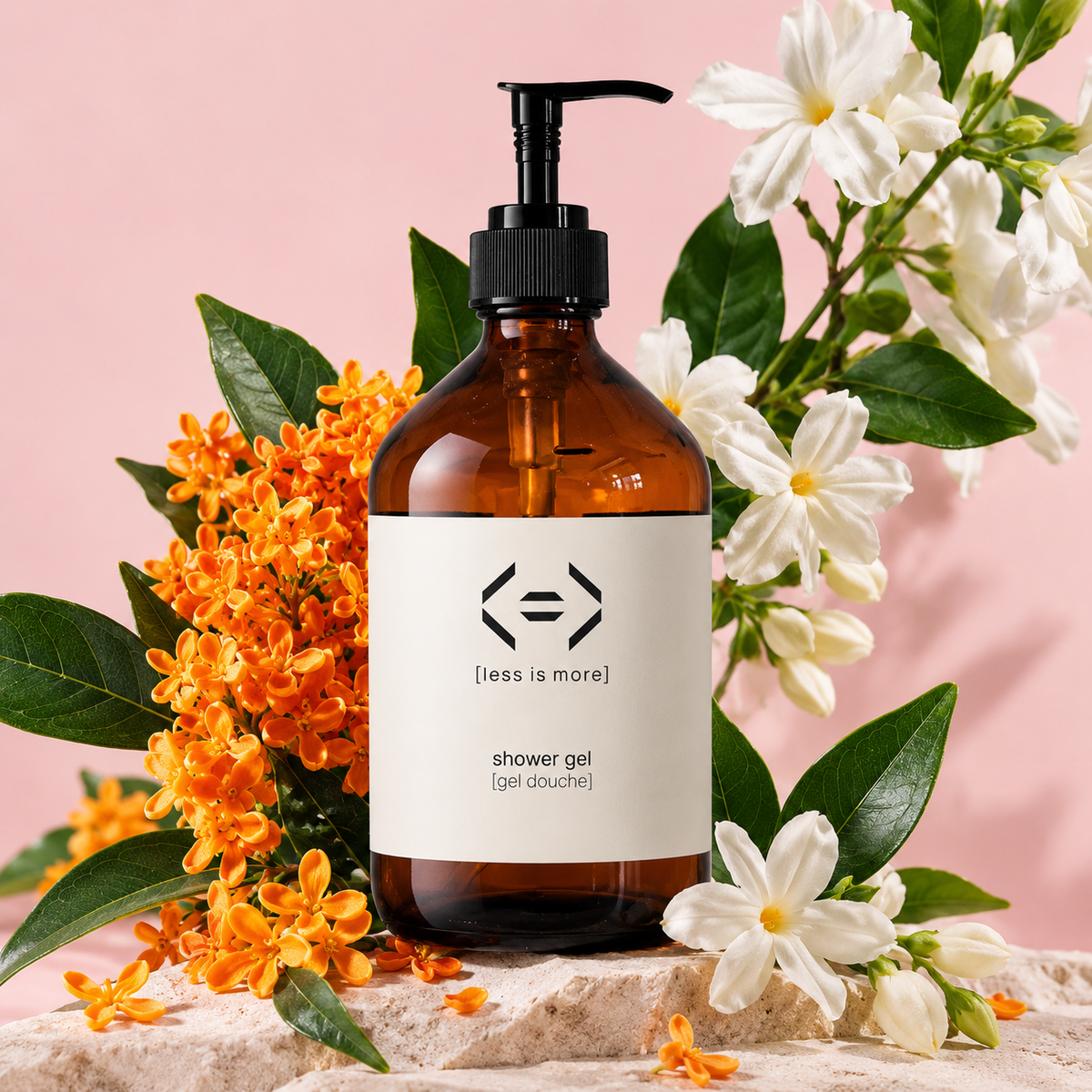 Bouteille en verre rechargeable Less is More entourée de fleurs d’osmanthus et de jasmin