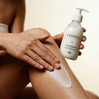 Application du Lait Corps Thé Blanc Léonia, soin hydratant pour laisser la peau douce, souple et satinée.