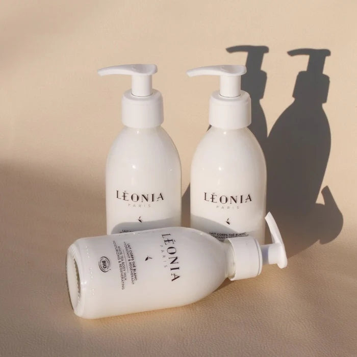 Flacons du Lait Corps Thé Blanc Léonia, soin corps hydratant pour une peau plus lumineuse et confortable.