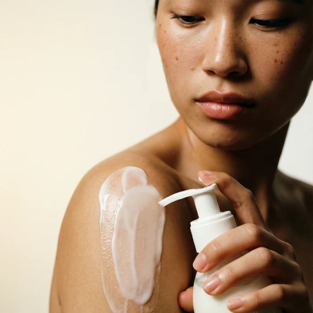 Application du Lait Corps Thé Blanc Léonia sur la peau, lait hydratant corps au fini doux et satiné.