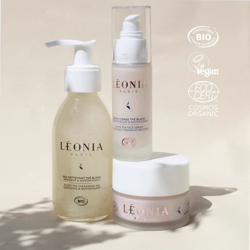 Packshot coffret Léonia Paris avec plusieurs soins corps présentés sur fond beige clair dans une ambiance premium et minimaliste.