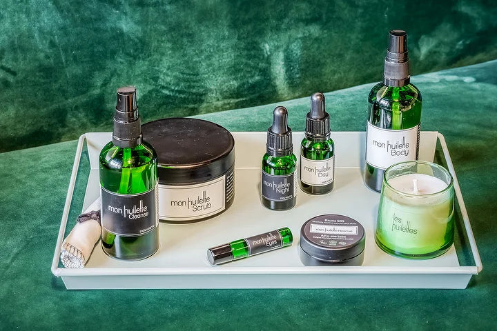 Bundle Les Huilettes avec plusieurs soins botaniques présentés sur fond vert, dans une ambiance clean beauty naturelle.