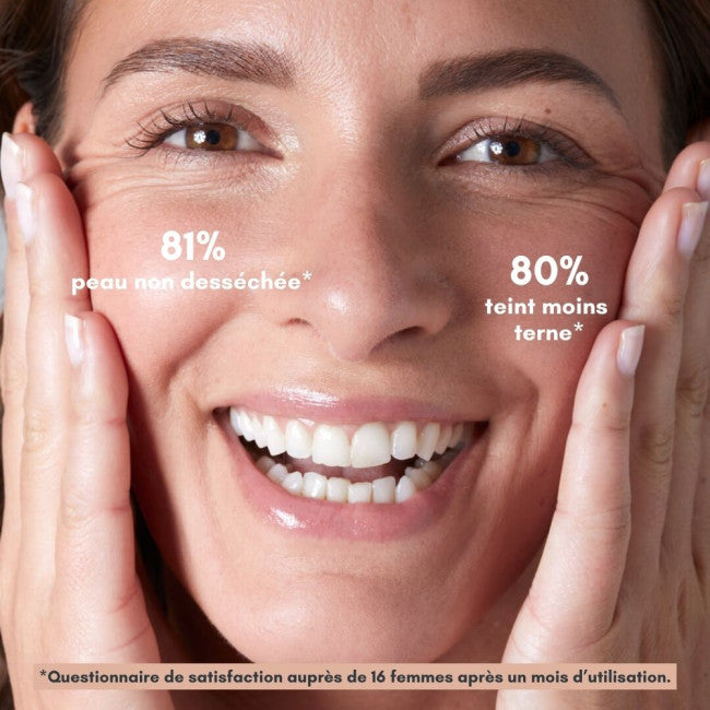 Application de l’huile démaquillante Cleanse Les Huilettes, soin nettoyant pour une peau nette, douce et lumineuse.