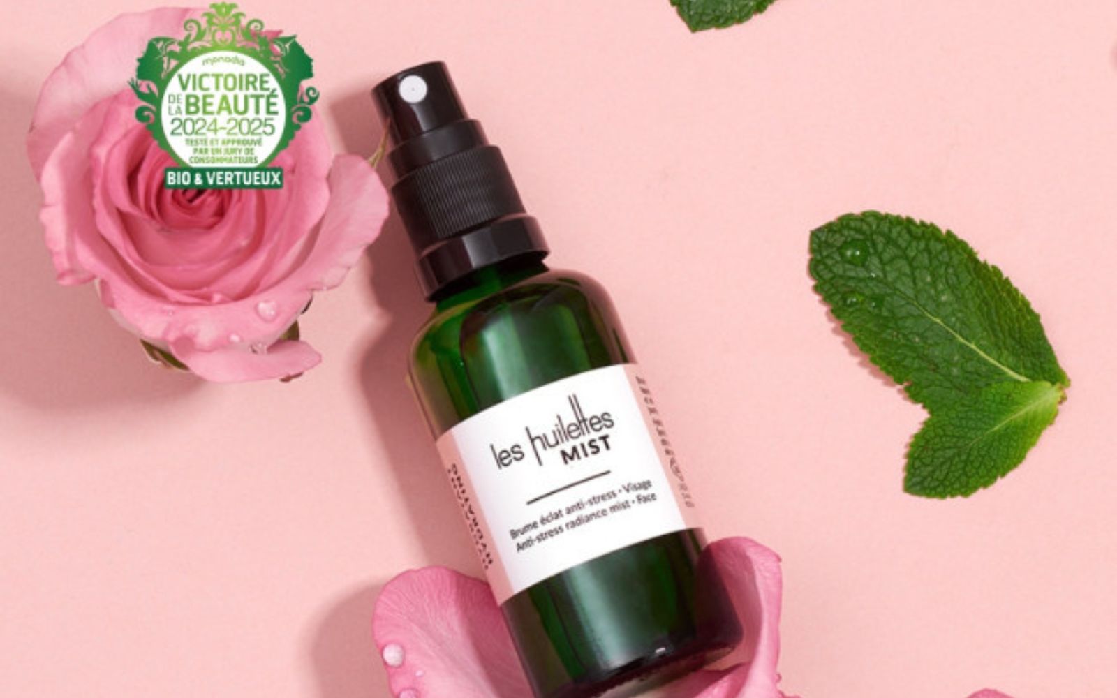 Visuel de rubrique homepage Les Huilettes avec soins botaniques disposés sur fond rose, dans une ambiance clean beauty naturelle et colorée.