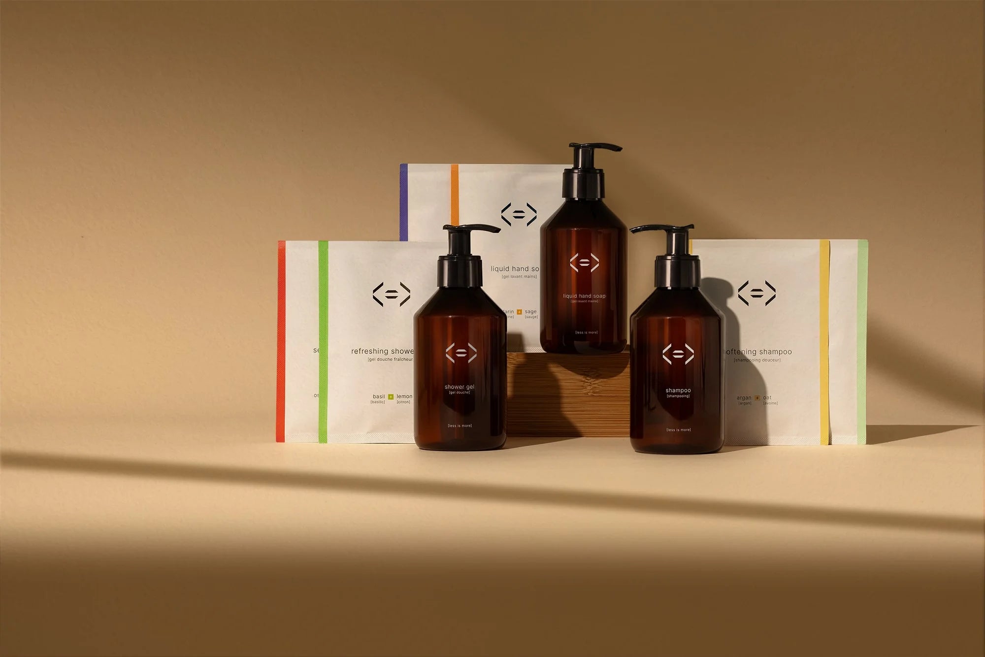 Visuel Less is More hors PDP avec plusieurs soins présentés sur une étagère beige, dans une ambiance minimaliste et premium.