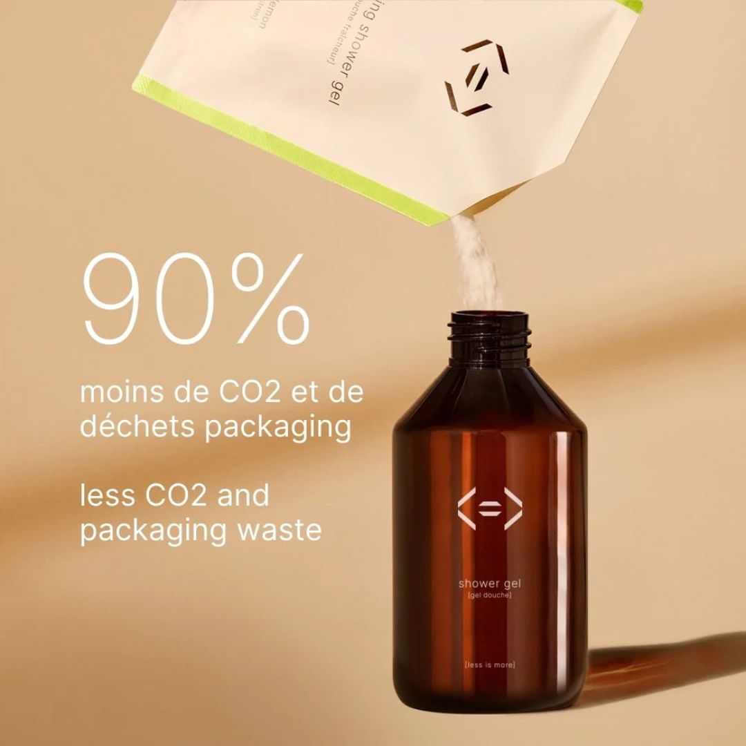 Univers parfumé naturel Less is More évoquant une expérience sensorielle délicate et raffinée.