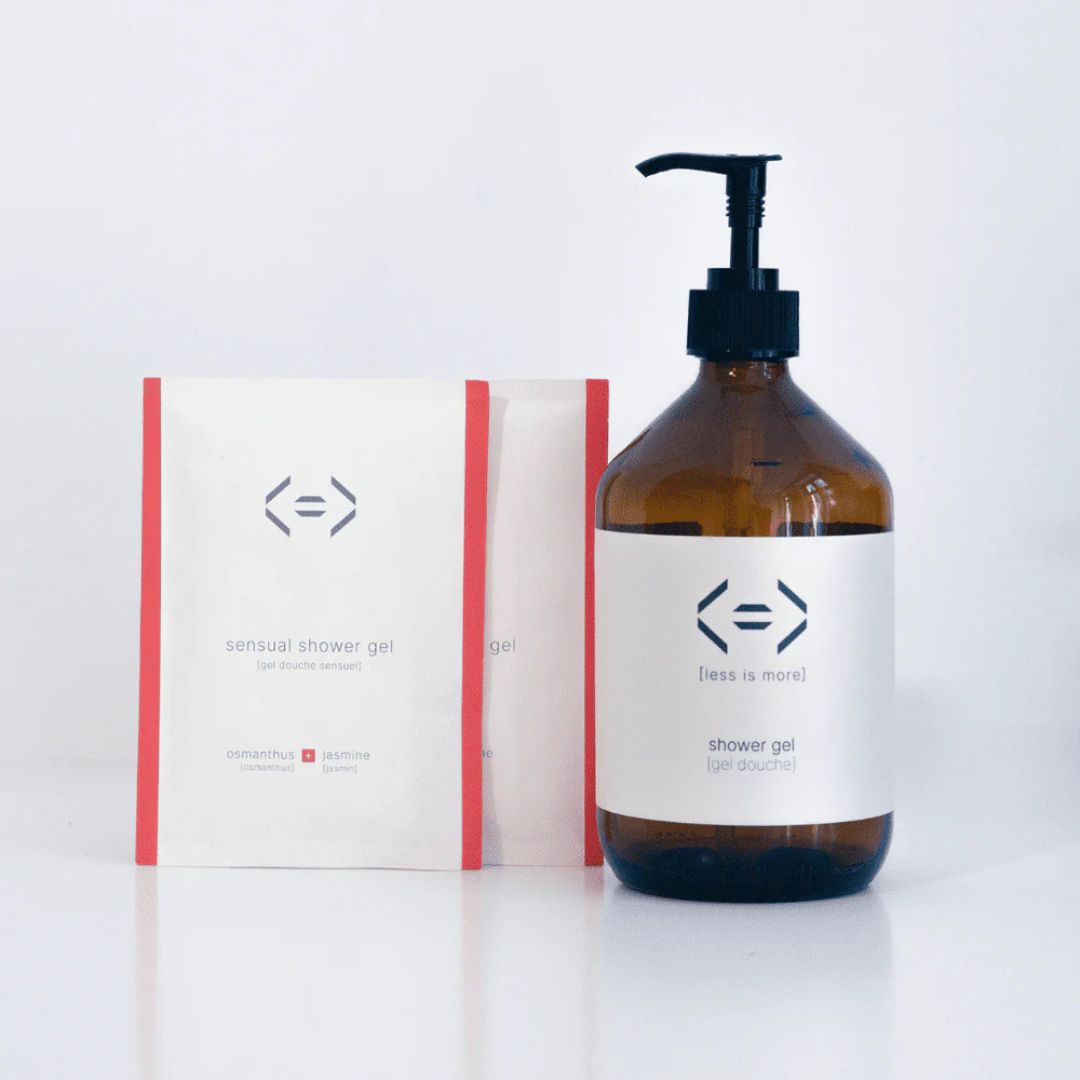 Ingrédients d’origine naturelle mis en scène de façon épurée pour illustrer une formulation exigeante.
