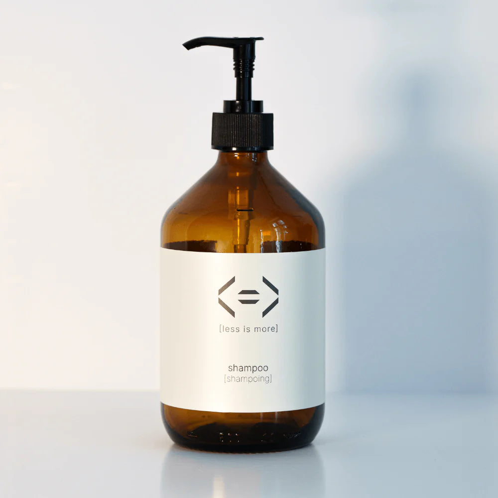 Flacon rechargeable Less is More pour shampooing, bouteille réutilisable pensée pour les soins cheveux en poudre à diluer.