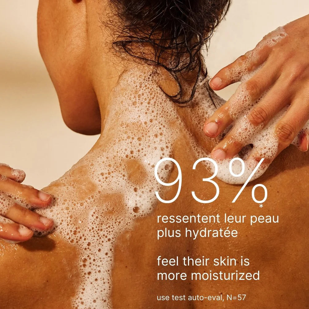 Application du gel douche douceur Less is More, soin lavant mimosa amande pour une peau douce, souple et délicatement parfumée.