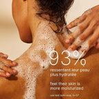 Application du gel douche douceur Less is More, soin lavant mimosa amande pour une peau douce, souple et délicatement parfumée.