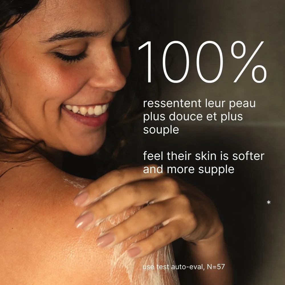 Application du gel douche énergisant Less is More, soin lavant mandarine sauge pour une peau propre, douce et délicatement parfumée.