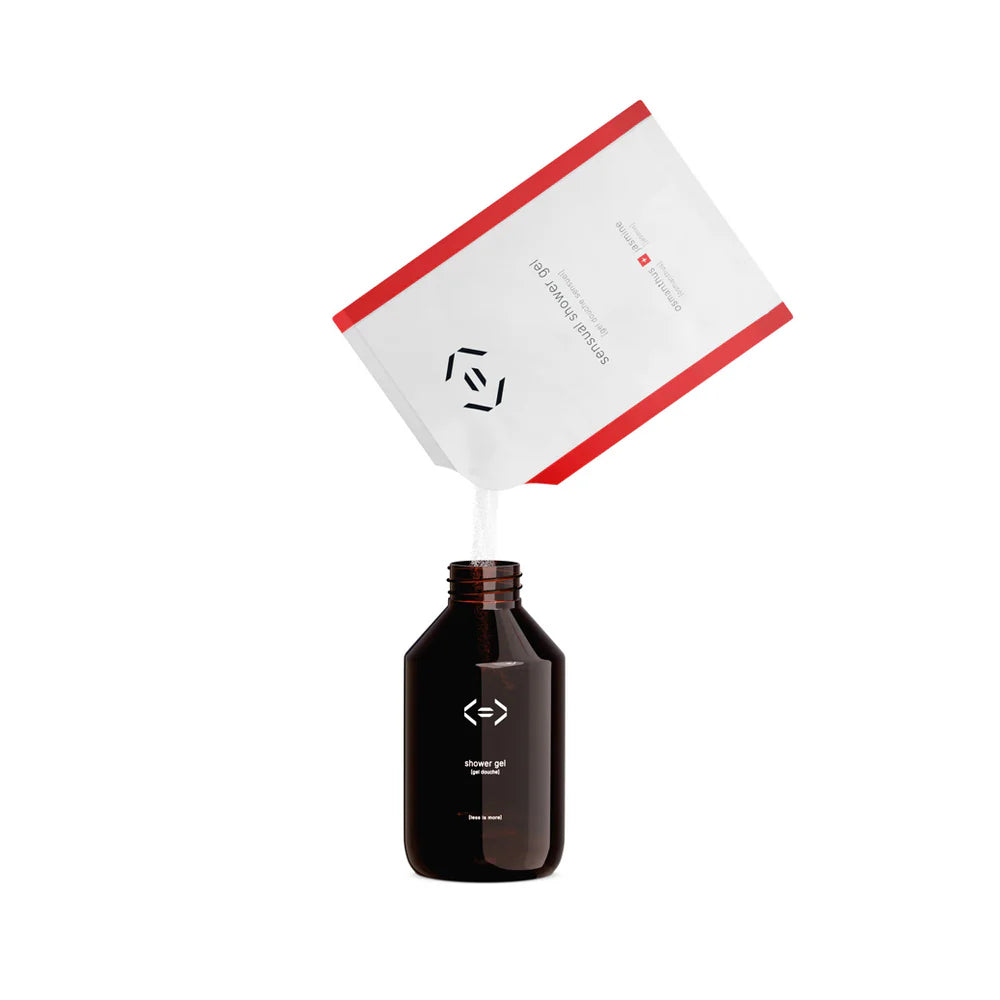 Poudre de gel douche Less is More à diluer avec de l’eau pour obtenir un gel douche rechargeable osmanthus jasmin.