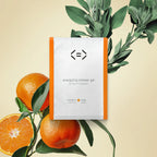 Recharge de gel douche Less is More à la mandarine et à la sauge, formule en poudre pour une douche fraîche et énergisante.