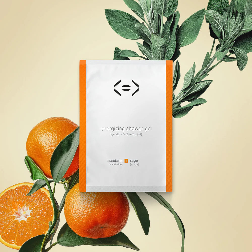 Recharge de gel douche Less is More à la mandarine et à la sauge, formule en poudre pour une douche fraîche et énergisante.