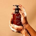 Application d’un gel lavant mains Less is More, soin rechargeable en poudre à diluer pour nettoyer les mains avec douceur.