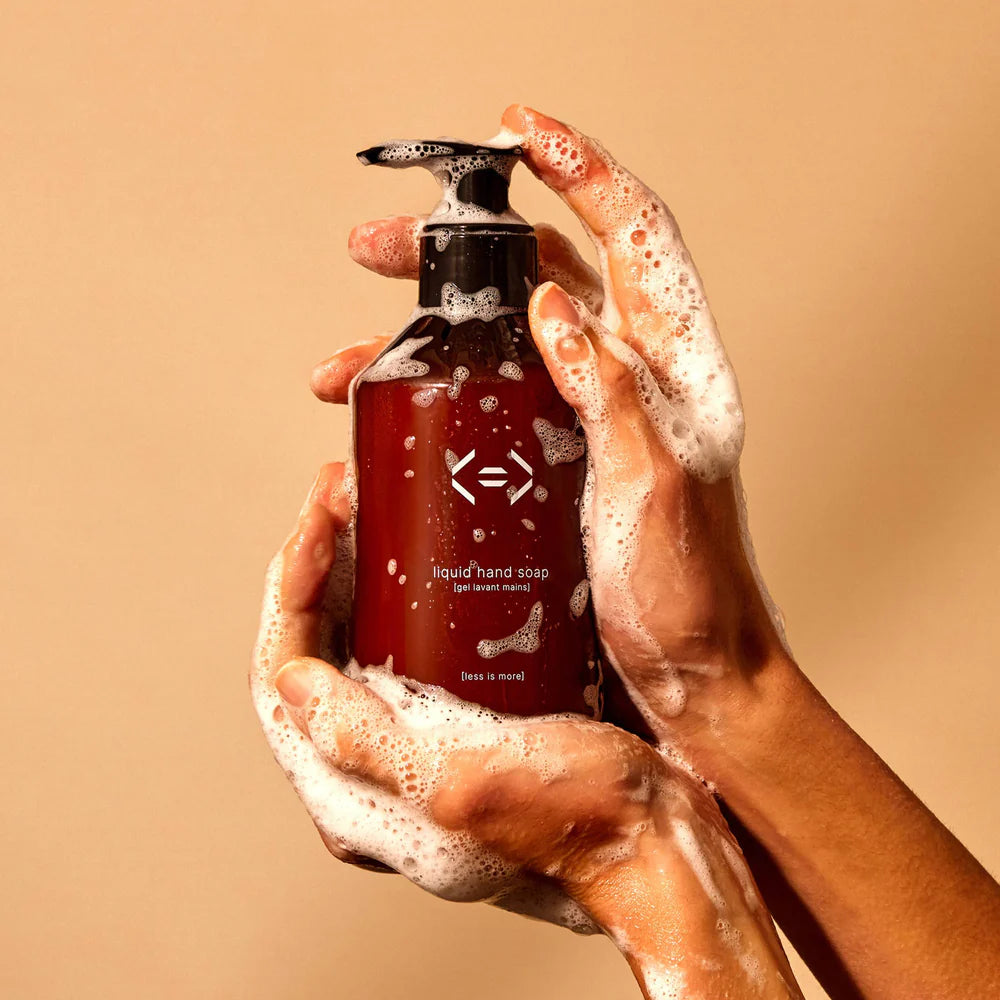 Application d’un gel lavant mains Less is More, soin rechargeable en poudre à diluer pour nettoyer les mains avec douceur.