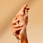 Application du gel lavant mains Less is More, savon rechargeable osmanthus jasmin pour nettoyer les mains avec douceur.