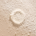 Texture en gros plan de la poudre blanche du Gel lavant mains [néroli + cédrat] de less is more, formule concentrée à diluer avec de l’eau pour obtenir un gel lavant liquide