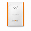 Packshot fond blanc du gel lavant mains Less is More mandarine et sauge, sachet blanc aux bordures orange, style minimaliste et lumineux