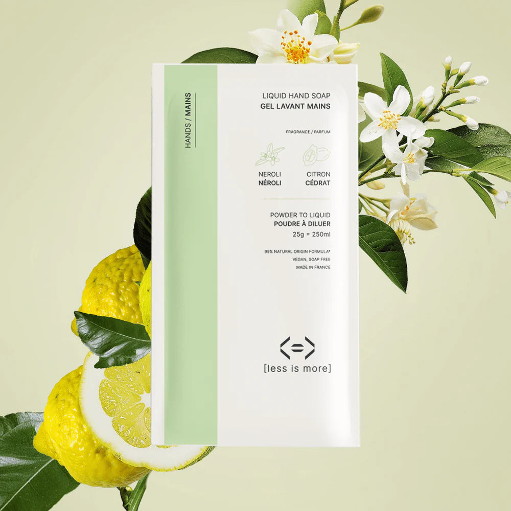 Recharge de gel lavant mains Less is More au néroli et au cédrat, formule en poudre pour des mains douces et délicatement parfumées.