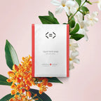 Recharge de gel lavant mains Less is More à l’osmanthus et au jasmin, formule en poudre pour des mains douces et parfumées.