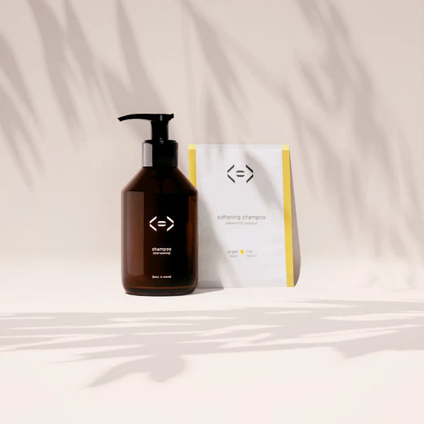 Shampooing douceur Less is More préparé en flacon, soin capillaire rechargeable pour cheveux secs, abîmés ou colorés.