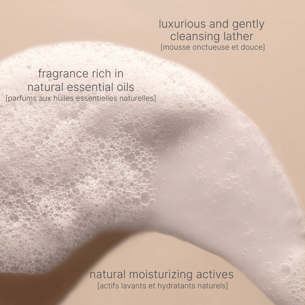 Texture mousse du shampooing vitalité Less is More, soin lavant rechargeable pour cheveux ternes, fatigués ou fragiles.