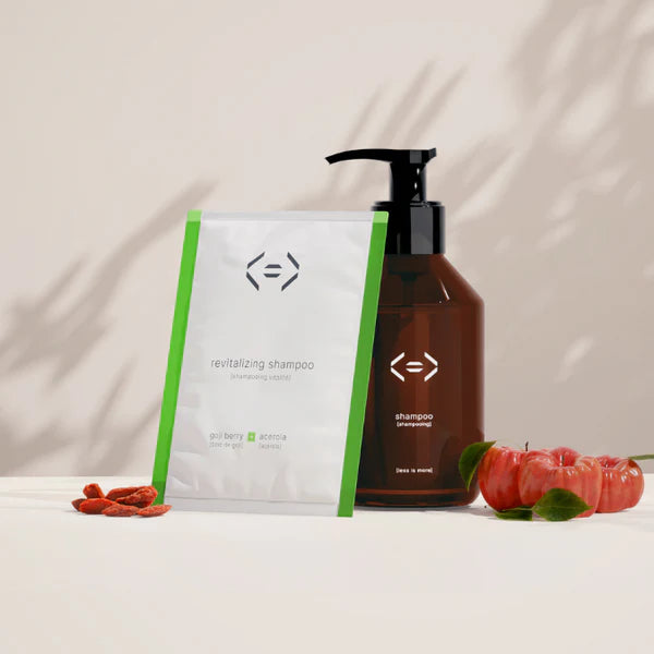 Recharge de shampooing en poudre Less is More à diluer avec de l’eau pour obtenir un shampooing vitalité goji acérola.