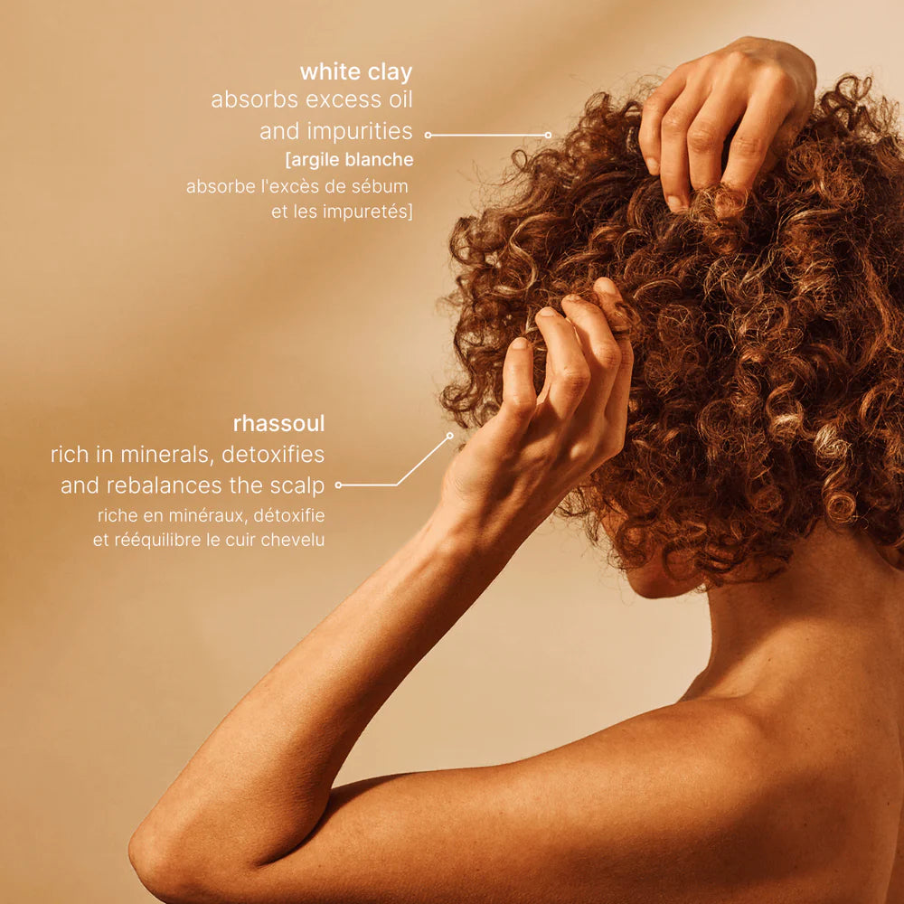Application du shampooing pureté Less is More, soin capillaire rechargeable pour racines grasses et cheveux en manque de légèreté.
