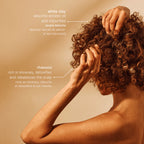 Application du shampooing pureté Less is More, soin capillaire rechargeable pour racines grasses et cheveux en manque de légèreté.