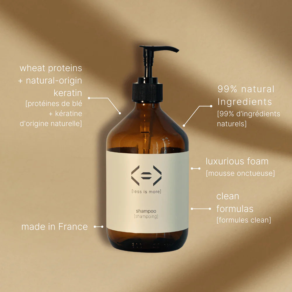 Shampooing pureté Less is More préparé en flacon, soin lavant à l’argile blanche et au rhassoul pour aider le cuir chevelu à retrouver son équilibre.